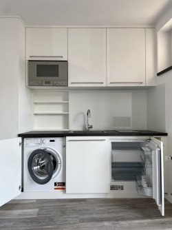 Eingebaute Waschmaschine und Kühlschrank Eingebaute Waschmaschine und Kühlschrank