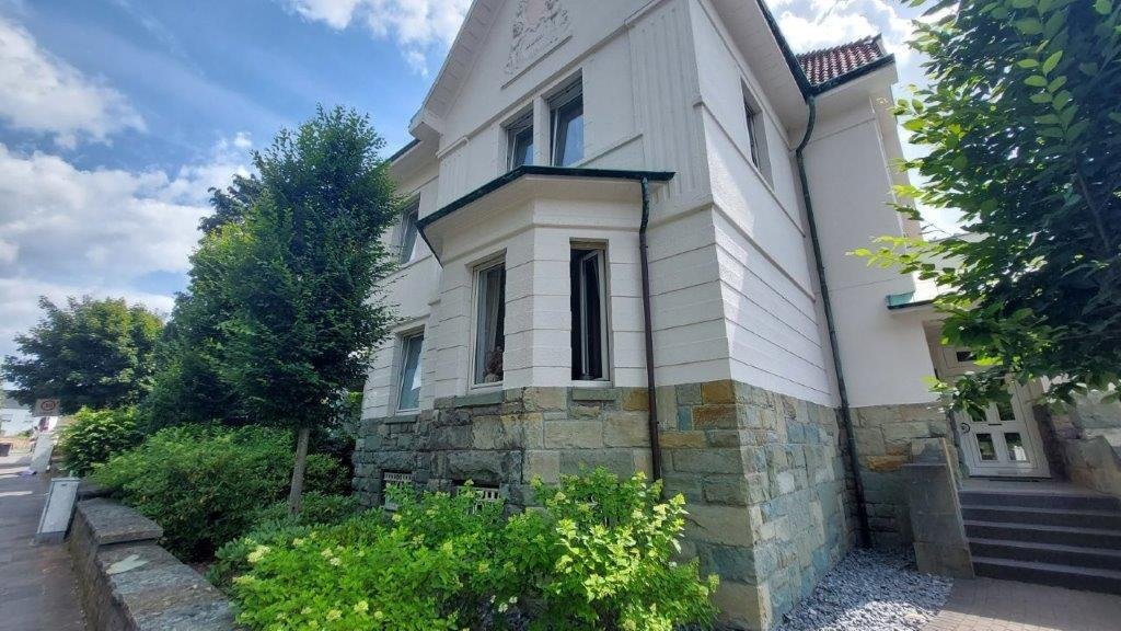 Beckum: Stilvolle 3-Zimmer-Dachgeschosswohnung mit hochwertigem Parkett im sanierten Altbau Beckum: Stilvolle 3-Zimmer-Dachgeschosswohnung mit hochwertigem Parkett im sanierten Altbau